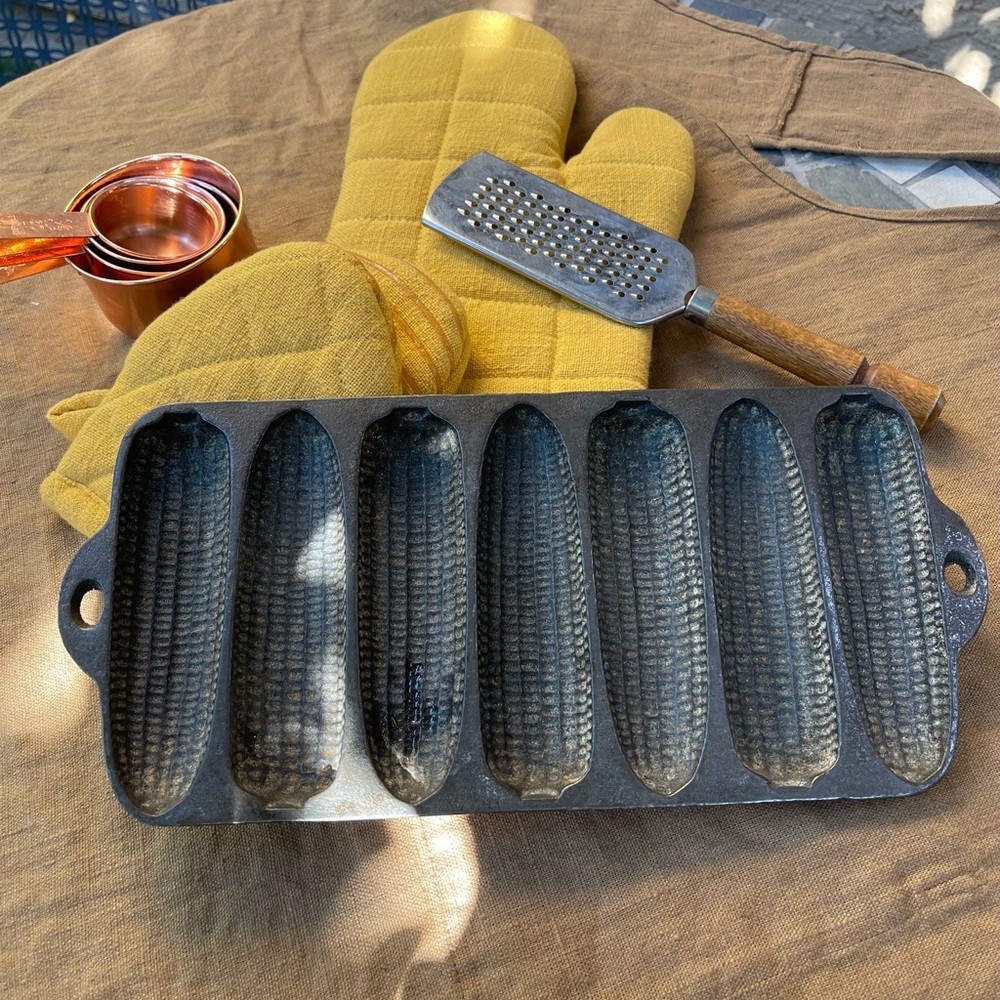 Vintage Wagner Ware cast iron cornbread pan mold